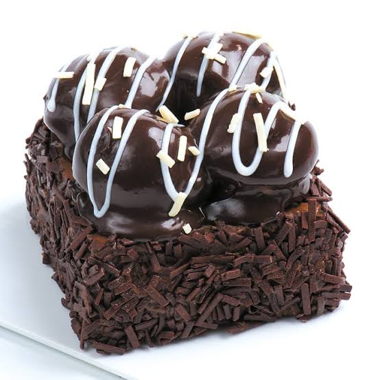 siyah profiterollü kare mono