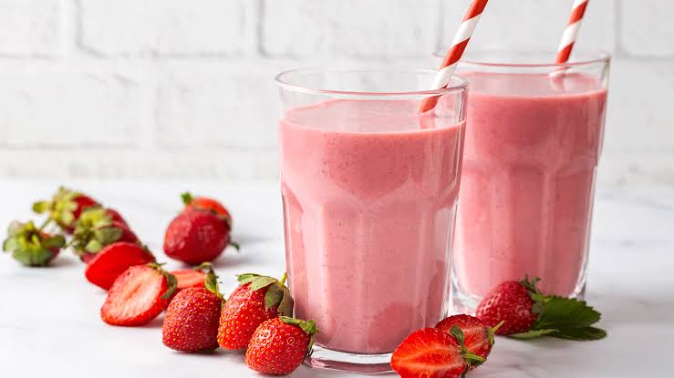 ÇİLEKLİ MİLKSHAKE