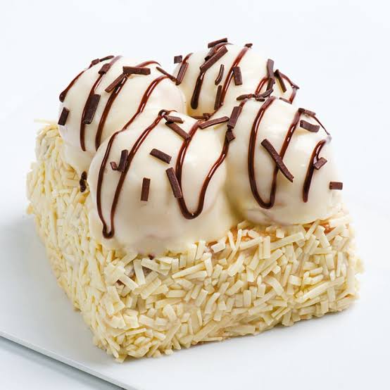 beyaz profiterollü kare mono