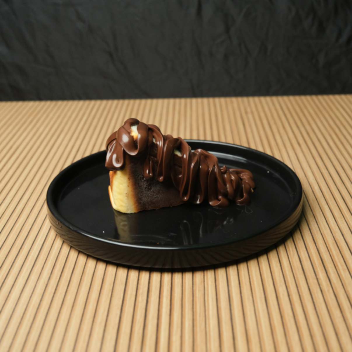 siyah profiterollü kare mono