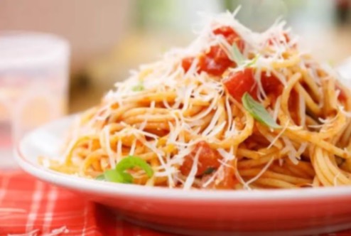 Spagetti - Kaşarlı Domatesli Yeşil Biberli Makarna